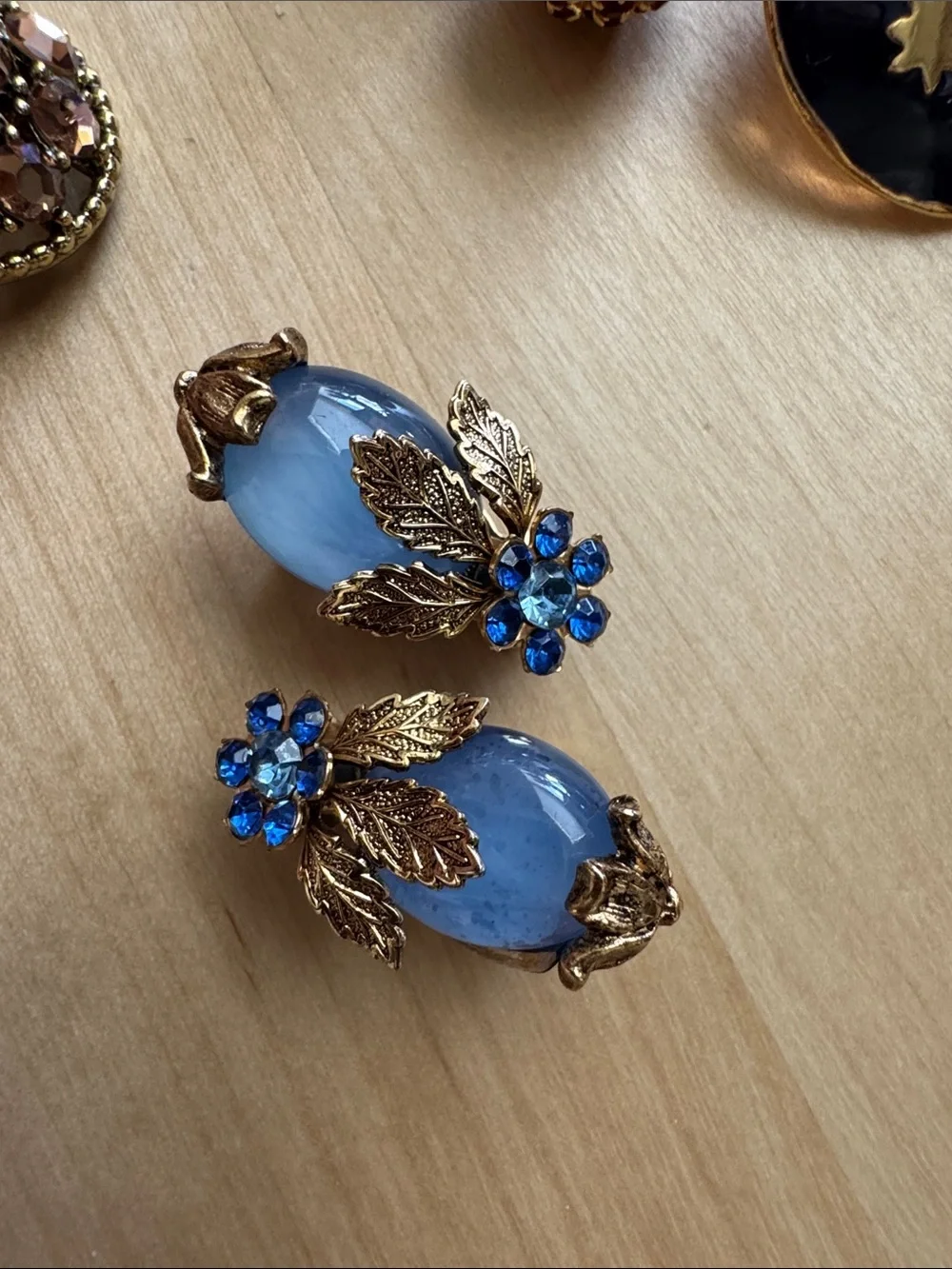 Vintage Gold-Tone Blue Flower Drop Clip-On Earrings - MMA, Weiss - Picture 3 of 6